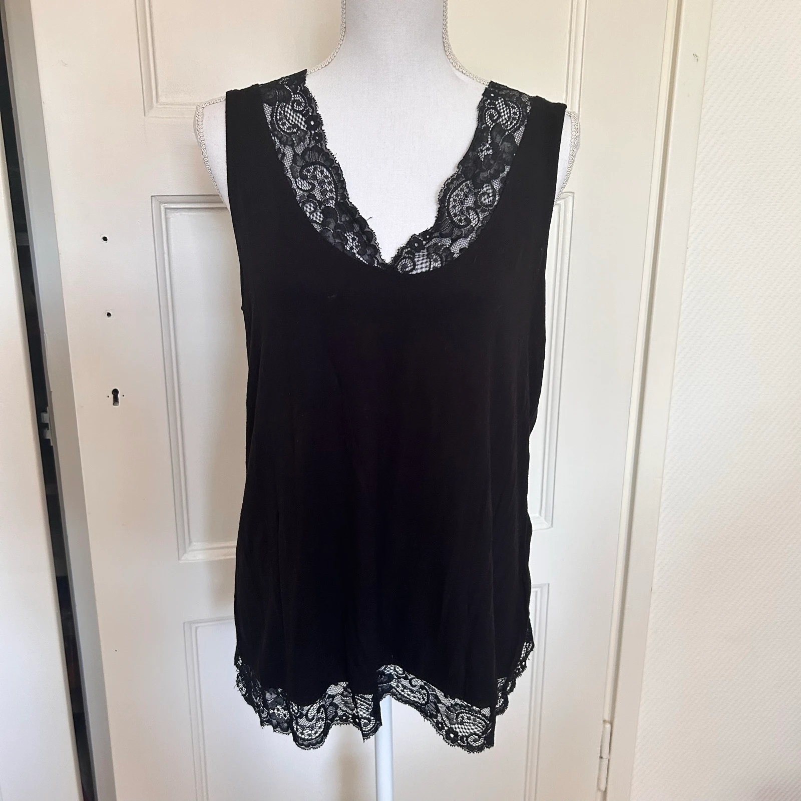 MS Mode Zwarte Mouwloze Top Kant Kantrand – Maat M